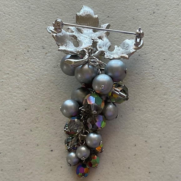 Vintage Brooch Silvertone Grape Cluster gray pearl beads iridescent beads 2.5” - Picture 4 of 9